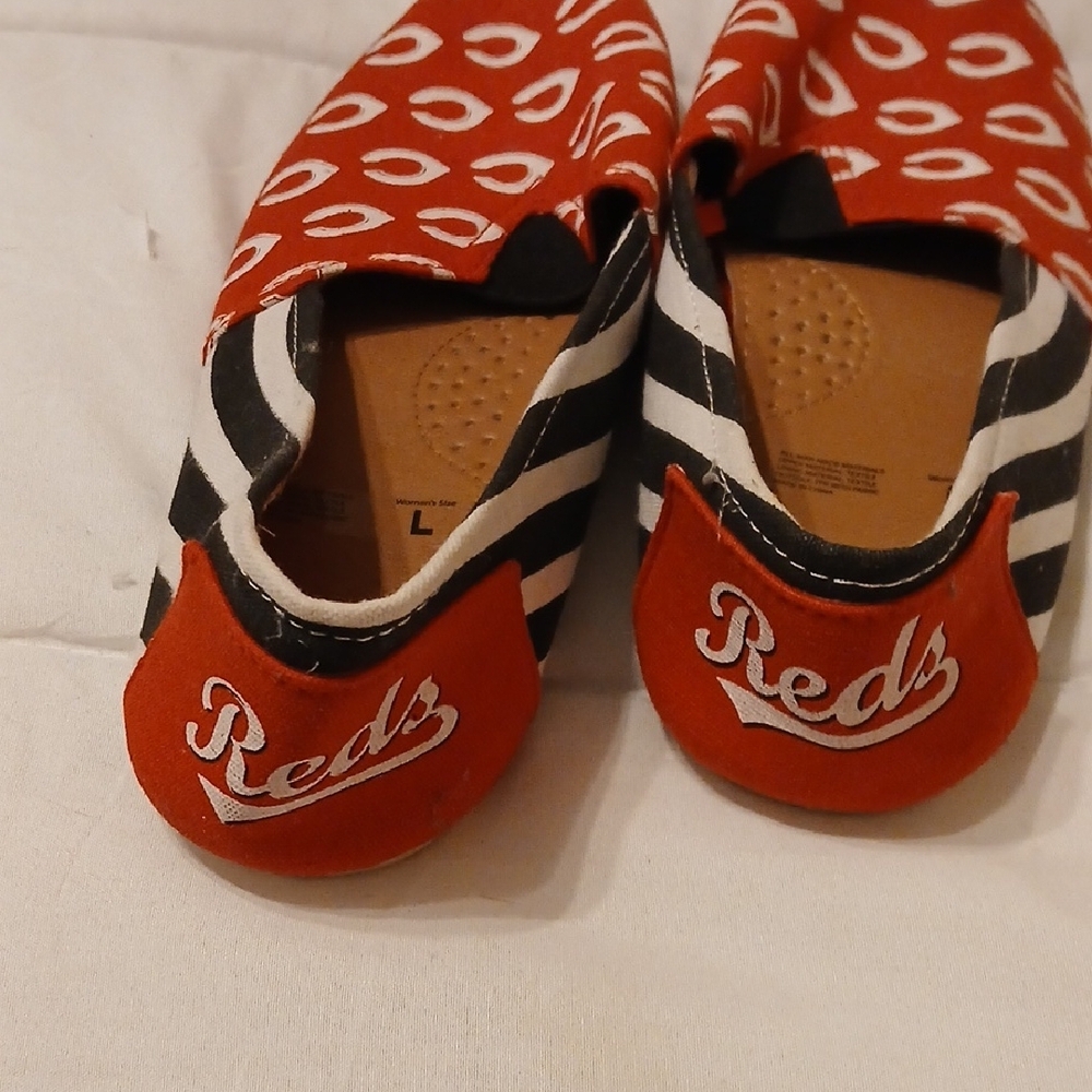 Red Patterned Women's Shoes - Picture 4 of 5